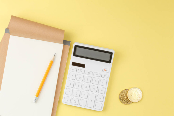 Bitcoin com calculadora e bloco de notas com lápis - Foto, Imagem