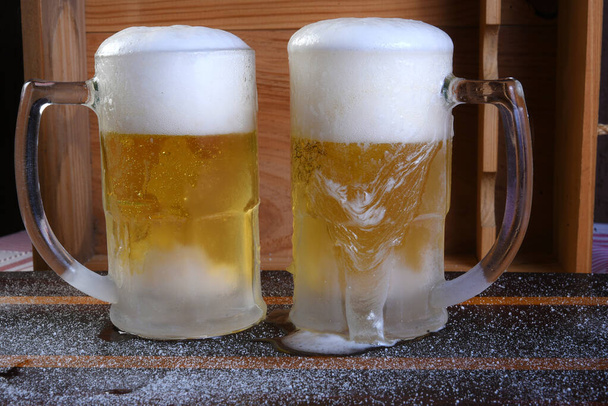 deliciosa taza de cerveza de barril súper fría y refrescante sobre la mesa en el fondo borroso - Foto, imagen