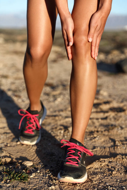 Knee pain trail running race injury runner woman - Zdjęcie, obraz