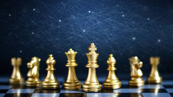 Zlaté šachové figurky na šachovnici, zaměřené na King kus s bodovou a liniovou grafickou výzdobou. Obchodní strategie koncepce. Koncept týmové práce. - Fotografie, Obrázek