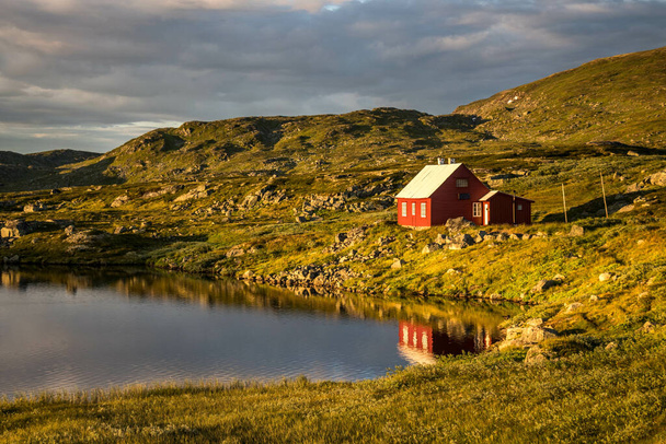 A house near mountain lake in Norway - Fotoğraf, Görsel