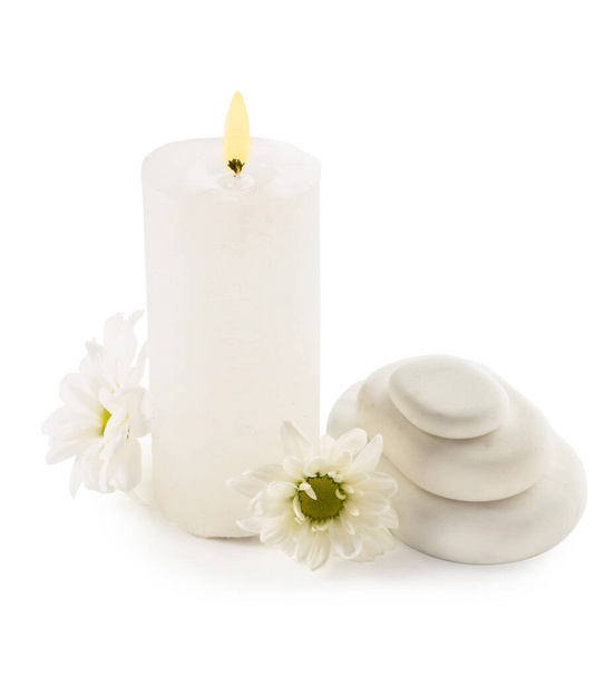 Composição com vela ardente, pedras de spa e flores de camomila no fundo branco - Foto, Imagem