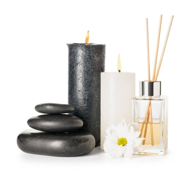 Composição com velas em chamas, pedras de spa, difusor de junco e flor de camomila no fundo branco - Foto, Imagem