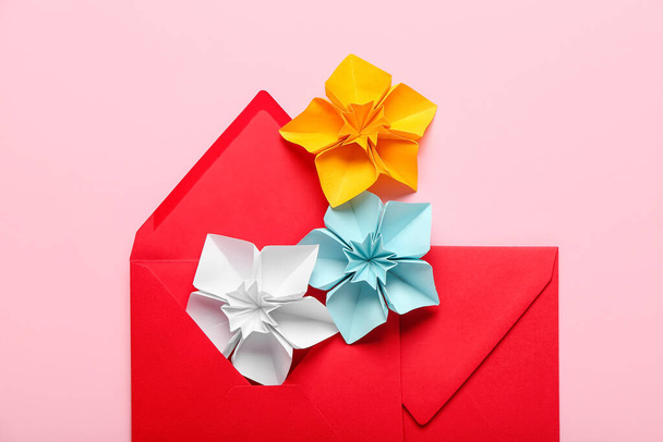 Origami daffodils and envelopes on color background - Foto, afbeelding