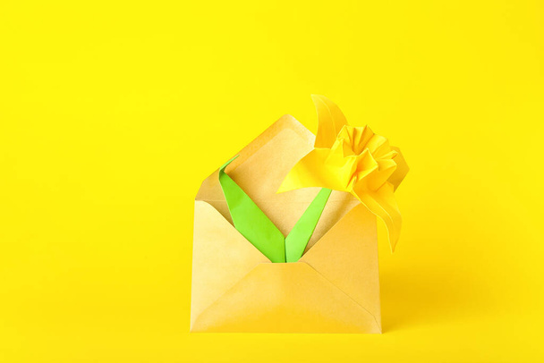 Origami jonquilles et enveloppe sur fond de couleur - Photo, image