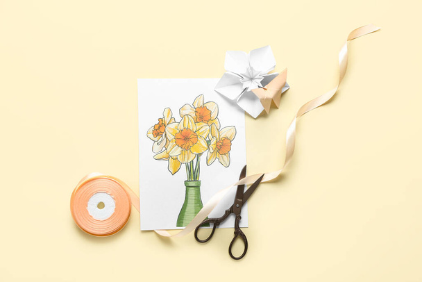 Origami narcissus flowers, scissors and greeting card on color background - Fotografie, Obrázek