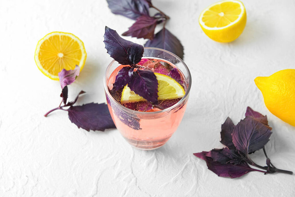 Lasi maukasta limonadia basilikan kanssa kevyellä taustalla - Valokuva, kuva