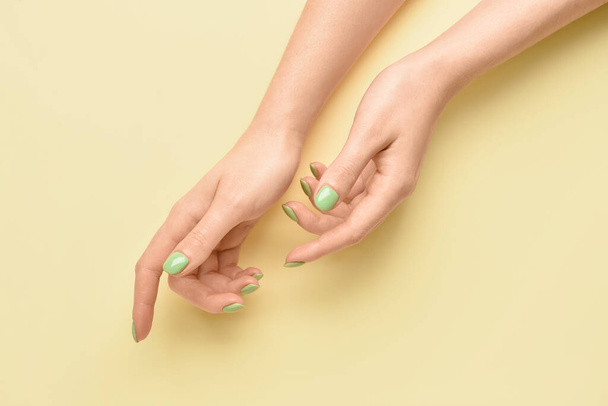 Női kéz gyönyörű manikűr a színes háttér - Fotó, kép