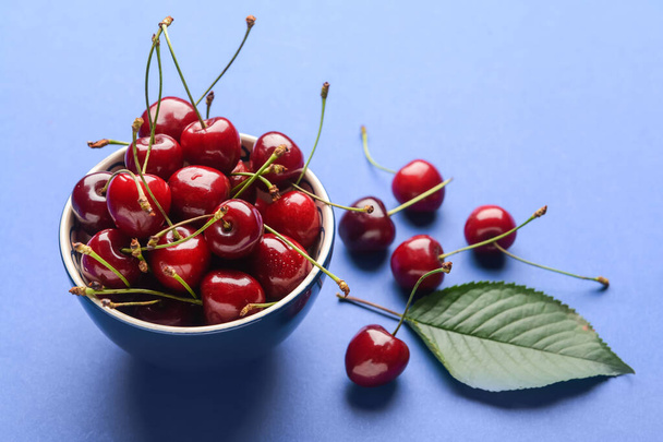 Bowl with sweet cherries on color background - Photo, Image