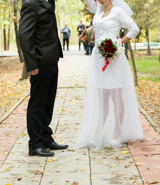Наречена обіймає фасад нареченого. Посмішка нареченого. День весілля
. - Фото, зображення