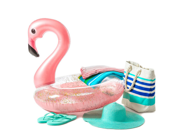 Anillo inflable y accesorios de playa sobre fondo blanco - Foto, Imagen