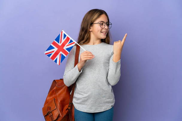 Παιδί με σημαία Ηνωμένου Βασιλείου πάνω σε απομονωμένο φόντο που προτίθεται να υλοποιήσει τη λύση, ενώ σηκώνει το δάχτυλο προς τα πάνω - Φωτογραφία, εικόνα