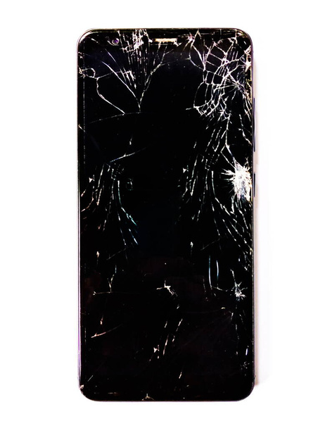 Kaputtes Smartphone mit zerschmettertem Bildschirm auf weißem Hintergrund - Foto, Bild