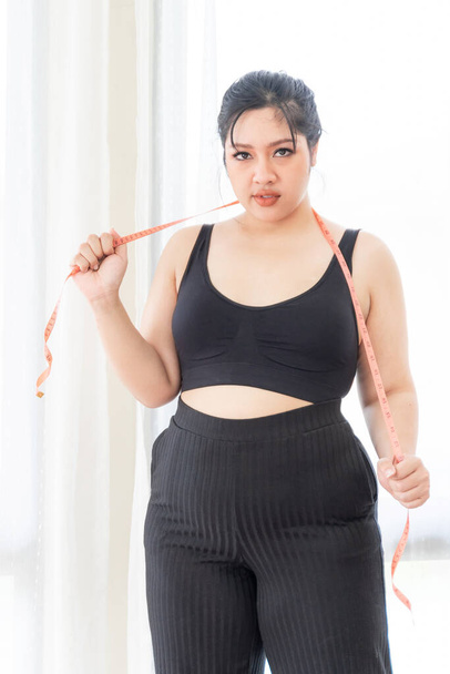 Ασιάτισσες χοντρές, χοντρή, παχουλή, υπέρβαρη, μέτρο ταινία στο λαιμό της - Γυναίκα δίαιτα lifestyle υπέρβαρη έννοια του προβλήματος - Φωτογραφία, εικόνα