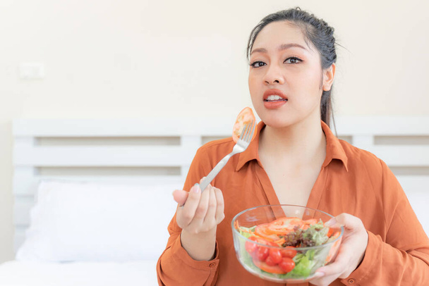 Nadváha Asijské baculatý fena, tlusté ženy, Tlustá dívka, Buclatý, jíst zeleninový salát - životní styl Žena dieta hubnutí nadváha problém koncept - Fotografie, Obrázek
