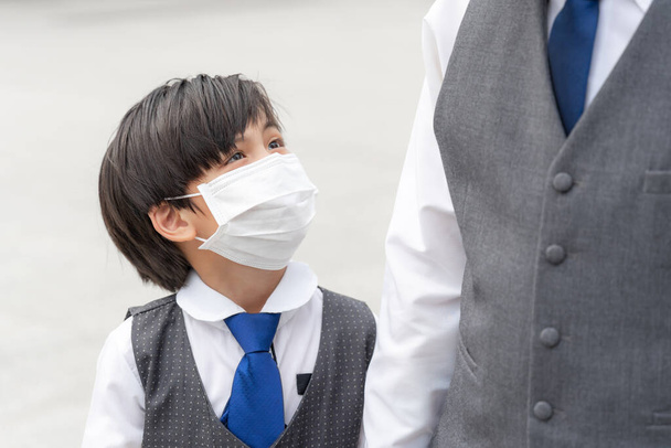 Azjatycki chłopiec noszący maskę ochronną Covid-19 Coronavirus, azjatycka rodzina nosząca maskę ochronną podczas kwarantanny Coronavirus covid 19 wybuch - Zdjęcie, obraz
