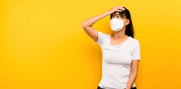 Ασιάτισσα γυναίκα που δείχνει να φοράει μάσκα κατά του ιού για να προστατεύσει τους άλλους από τη σύμβαση COVID-19 coronavirus, έννοια πρόληψης coronavirus. - Φωτογραφία, εικόνα