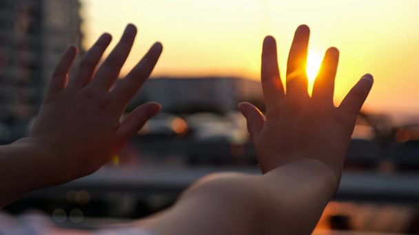 Uczennica ręce na moście przed jasnym zachodem słońca zbliżenie - Zdjęcie, obraz