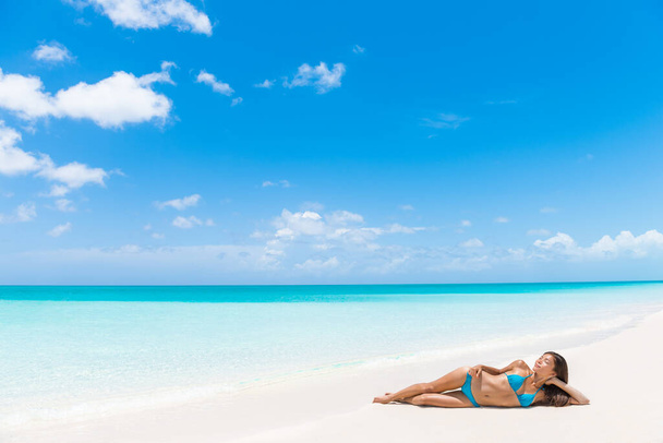 Beach vacation luxury resort suntan woman relaxing - Foto, Imagen