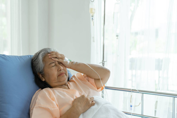 Eenzame Oudere patiënten in ziekenhuisbed patiënten willen naar huis - medisch en gezondheidsconcept - Foto, afbeelding