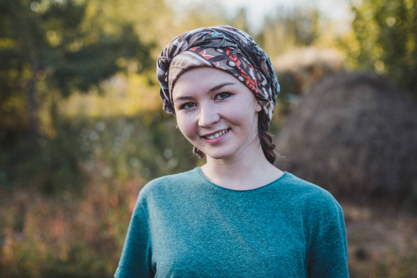 Een prachtig Kaukasisch meisje met een hoofddoek - Foto, afbeelding
