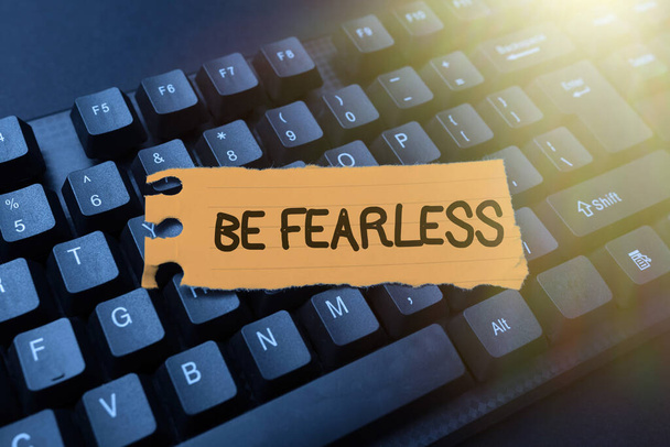Написання тексту Be Fearless. Бізнес-концепція акти прагнення вести надзвичайне життя і змінювати зв'язок з онлайн друзями, роблячи знайомства в Інтернеті
 - Фото, зображення