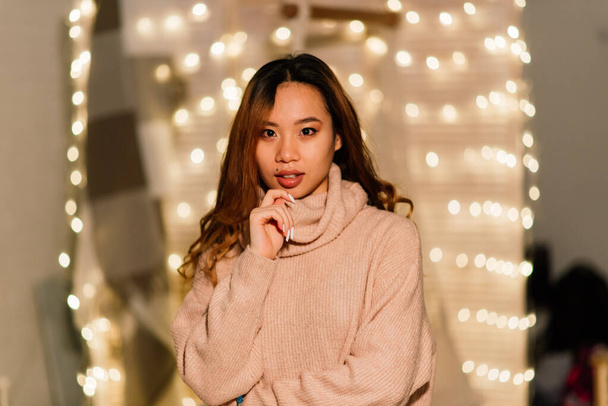 Pensive mladý pěkný asijské žena s hořící svíčky na Štědrý večer tvorby přání - Fotografie, Obrázek