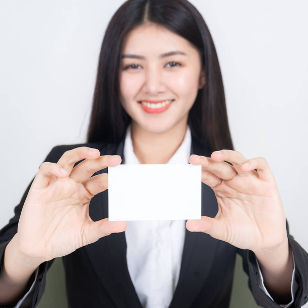 üzleti nő kezében és mutatja üres névjegykártya vagy névjegy - üzleti koncepció - Fotó, kép