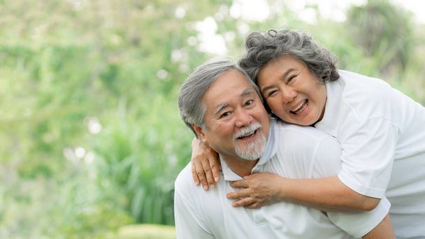 幸せな愛高齢者カップル笑顔顔,シニアカップル老人とシニア女性リラックス抱擁で森 - 写真・画像