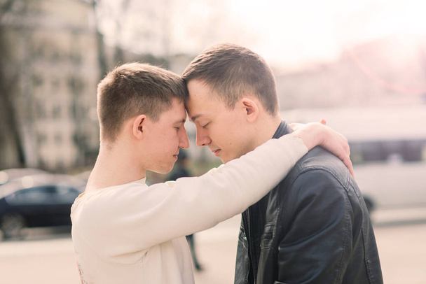 Coppia gay a piedi in un centro città, stile di vita - Foto, immagini