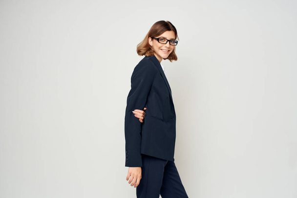 Business nainen musta puku poseeraa - Valokuva, kuva