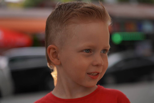 Blond jongen met modieuze kapsel - Foto, afbeelding