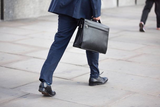 hombre de negocios con traje azul y maletín negro  - Foto, Imagen