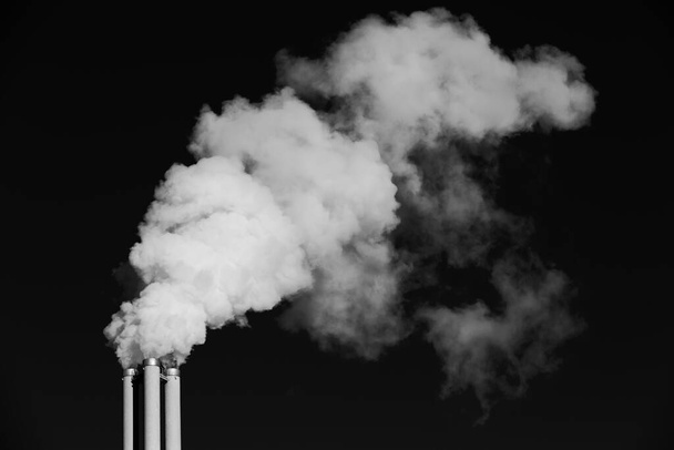 Lämpölaitoksen hiilidioksidipäästöt mustavalkoisina - Valokuva, kuva