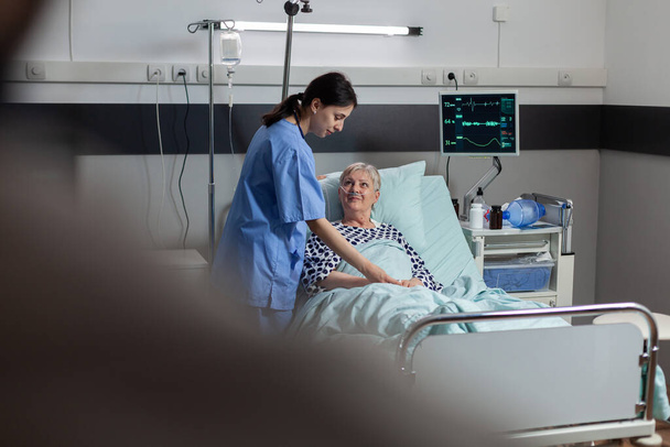 病院の部屋で患者の手を握っている立派な医師の手 - 写真・画像