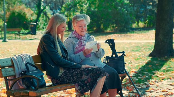 alte Frau zeigt ihrer hübschen Enkelin einen Brief - Foto, Bild