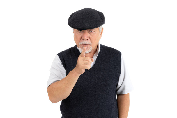 Πορτρέτο ηλικιωμένος άνθρωπος αισθάνονται κακή διάθεση θυμωμένος απομονώνονται σε λευκό φόντο - lifestyle ανώτερος αρσενικό έννοια - Φωτογραφία, εικόνα