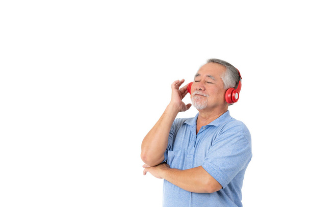Estilo de vida homem sênior se sentir feliz desfrutar de ouvir música com fones de ouvido fones de ouvido isolados no fundo branco - Foto, Imagem