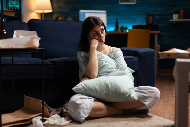 Muotokuva masentunut, haavoittuva stressaantunut epätoivoinen nainen katselee kameran yksin istuu sohvalla - Valokuva, kuva