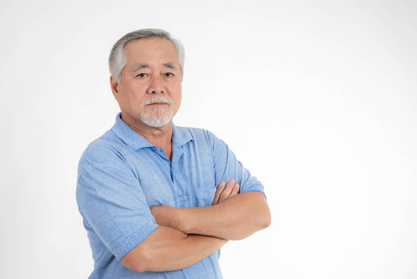Portret Aziatische senior man, oude man, goede gezondheid geïsoleerd op witte achtergrond - levensstijl senior mannelijk concept - Foto, afbeelding