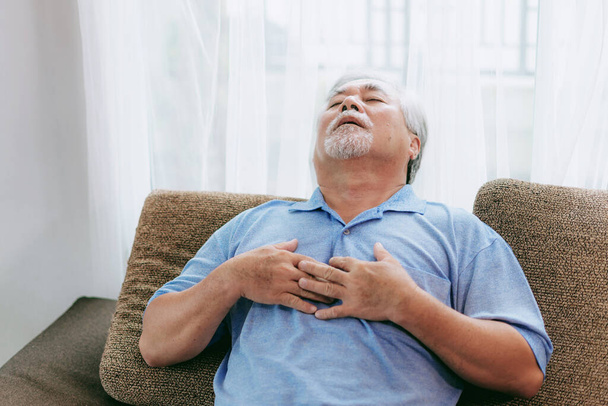 Vanhempi mies Aasian kärsivät huono kipu hänen rintakehän sydänkohtaus kotona vanhempi sydänsairaus - Valokuva, kuva