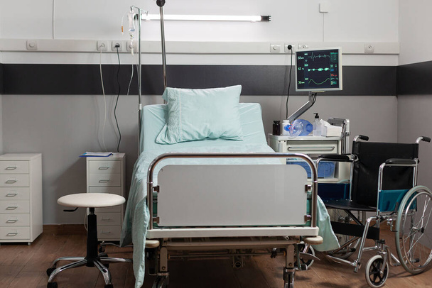Пустая кровать в больничной палате с медицинским оборудованием - Фото, изображение