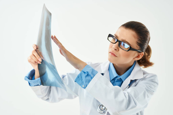 nő orvos fehér köpenyben nézi röntgen diagnosztika c - Fotó, kép