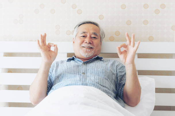 Старший человек чувствовать себя счастливым хорошее здоровье проснуться утром наслаждаясь время в его домашней спальне фоне - образ жизни старший счастье концепции - Фото, изображение
