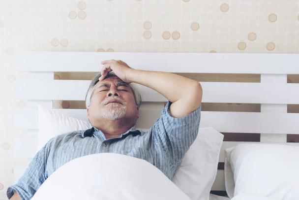 Senior männlichen Asiaten leiden unter starken Schmerzen in der Brust Herzinfarkt zu Hause - Senior Herzkrankheit - Foto, Bild