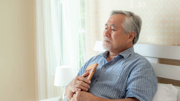 Portret Aziatische senior man, oude man, voel me ongelukkig verdrietig en huilen op slaapkamer - lifestyle senior mannelijk concept - Foto, afbeelding
