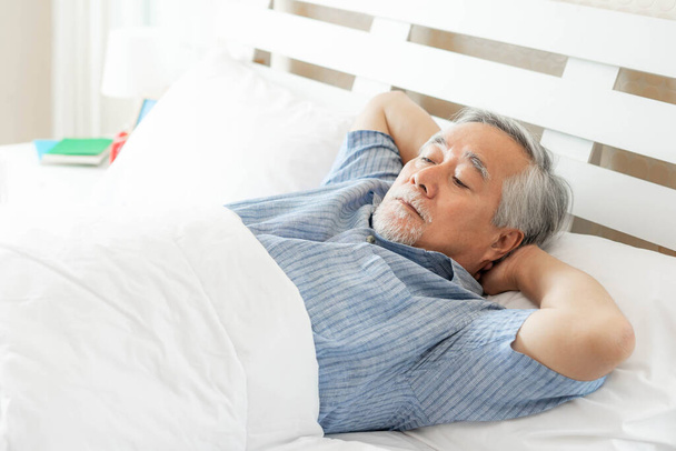 Ανώτερος άνθρωπος που υποφέρει στο κρεβάτι δεν μπορεί να κοιμηθεί από αϋπνία, Ανώτερος άνδρας, γέρος κοιμάται στο κρεβάτι το πρωί - ανώτερος αϋπνία έννοια πρόβλημα - Φωτογραφία, εικόνα