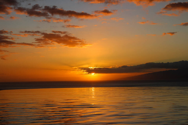 Vista da piscina para o sol atrás da nuvem, no oceano, e para a ilha de La Gomera - Foto, Imagem