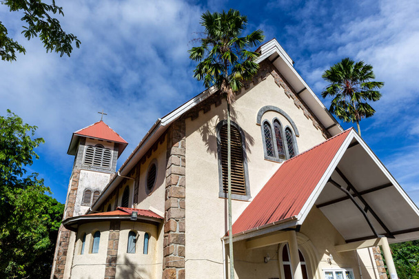Iglesia Católica Santa Ana en Baie Ste Anne, Isla Praslin, Seychelles, edificio de estilo colonial blanco con palmeras. - Foto, imagen