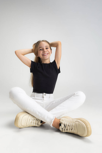 Portrét dospívající školy běloška dívka v ležérní oblečení pózování izolované přes bílé studio pozadí. - Fotografie, Obrázek